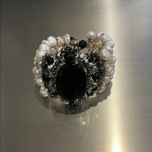 Elegant Black and White Pearl Bracelet